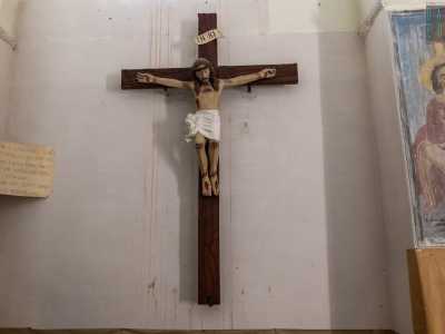 Collocato sul lato destro si trova infine un antico crocifisso in cartapesta caratterizzato da piaghe molto evidenti. Si dice che se mai dovesse uscire in processione porterebbe pioggia torrenziale e tempesta. Per questo non si � mai mosso da qui